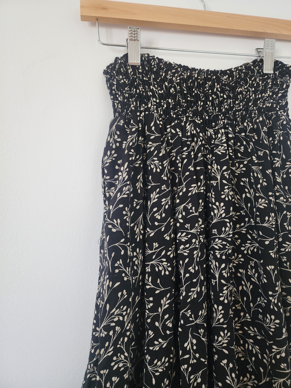 Sozy Mia Midi Smocked Waist Black Floral High-Low Skirt - Like New - S - Picture 2 of 3